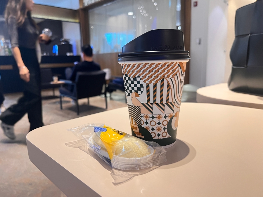 2D 치과 대기 중 모바일 컨시어지를 이용해서 받은 커피와 빵